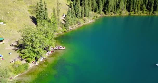 Kolsaské jezero mezi zelenými kopci a horami. — Stock video