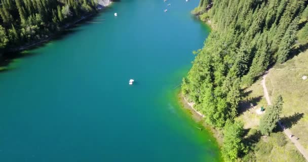 Kolsaské jezero mezi zelenými kopci a horami. — Stock video