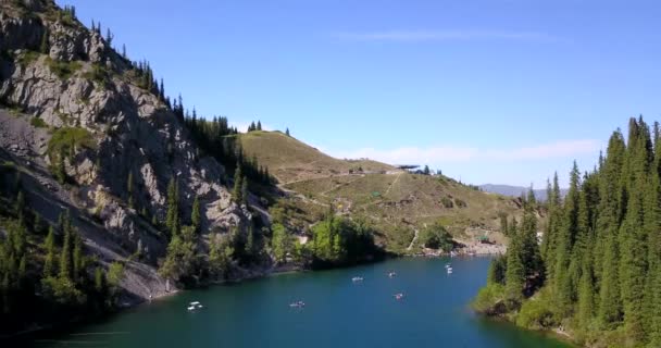 Lago Kolsay entre verdes colinas y montañas. — Vídeo de stock