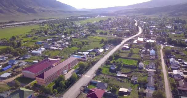Utsikt över byn Saty från en höjd. — Stockvideo