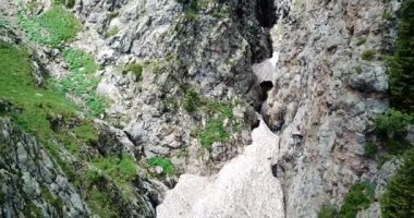 Buz mağarası olan bir vadide siyah şelale..