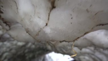 Buz mağarası, yazın dağlarda bir mağara.