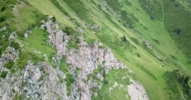 Yeşil geçitteki yüksek kayalar. Bir İHA görüntüsü.