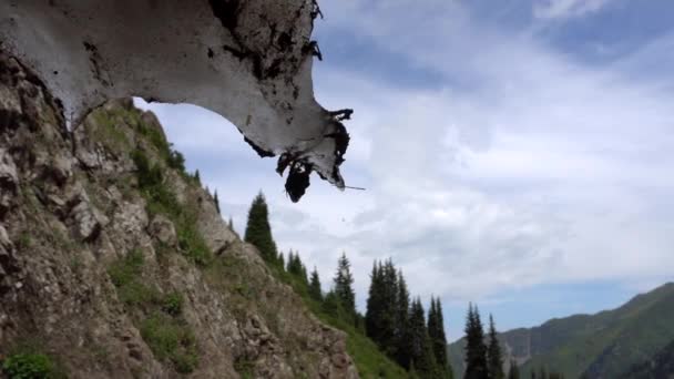 Ледовый грот, снежная пещера в горах летом — стоковое видео