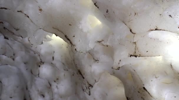 Grota lodowa, jaskinia śnieżna w górach latem — Wideo stockowe