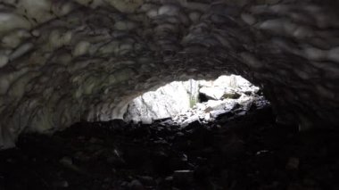 Buz mağarası, yazın dağlarda bir mağara.