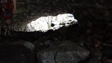 Adam buz mağarasında yürüyor..