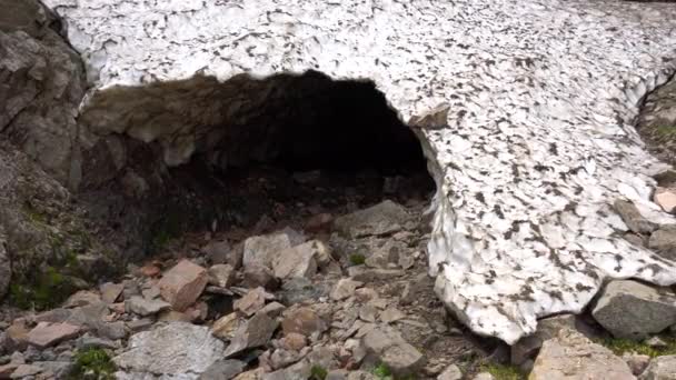 Gruta de hielo, una cueva de nieve en las montañas en verano — Vídeos de Stock