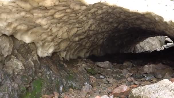 Eisgrotte, im Sommer Schneehöhle in den Bergen — Stockvideo