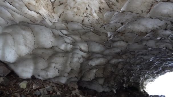 Grotta di ghiaccio, una grotta di neve in montagna in estate — Video Stock