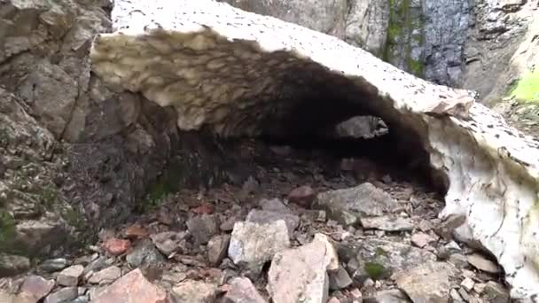 Grotta di ghiaccio, una grotta di neve in montagna in estate — Video Stock