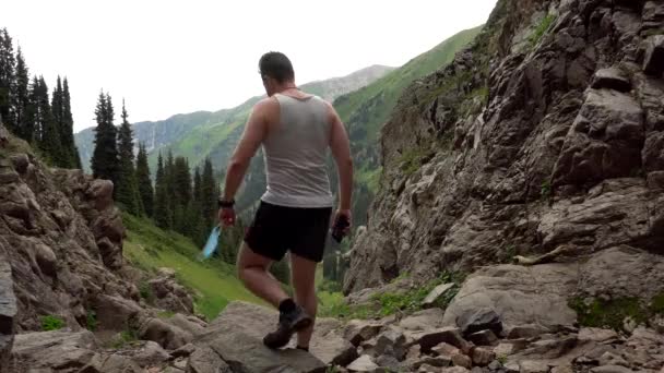 Il tipo in montagna si toglie la maschera medica. — Video Stock