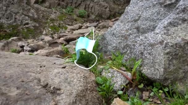 Het gebruikte medische masker werd in de natuur weggegooid.. — Stockvideo