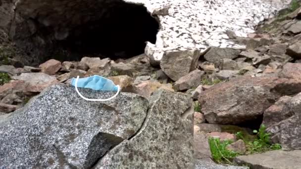 Topeng medis yang digunakan dibuang di alam.. — Stok Video