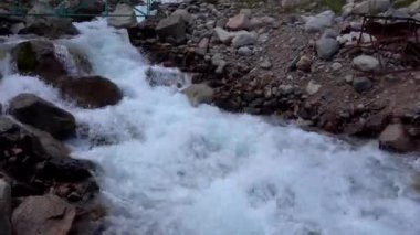 Dağlarda azgın bir nehir.