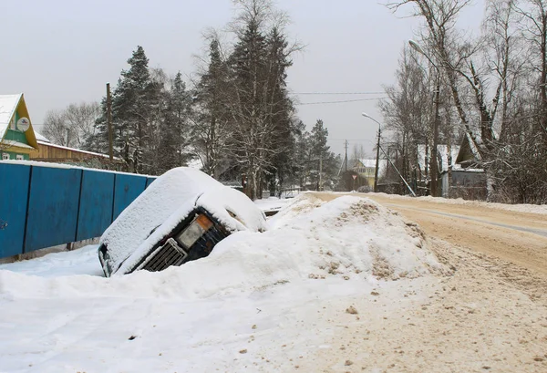 Bir hendekte araba. Kaza. Kar.