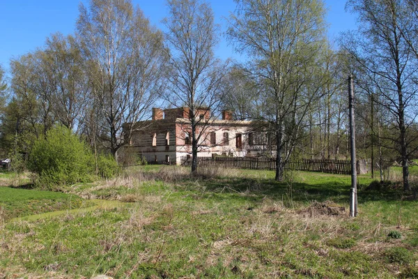 Destroyed during the war house of a local merchant in the village Oskuy Novgorod region. Belongs and is protected by the state.