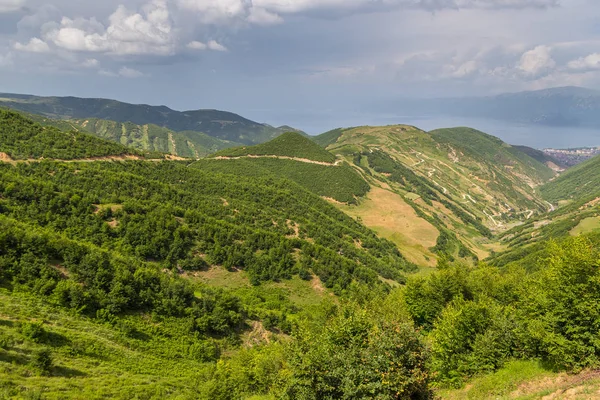 Vista panoramica sulle montagne albanesi durante la giornata estiva . — Foto Stock