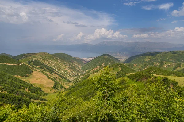 Vista panorâmica da paisagem na montanha albanesa no dia de verão . — Fotografia de Stock