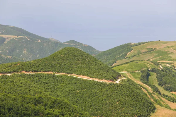 Estrada de cascalho nas montanhas albanesas, Europa . — Fotografia de Stock