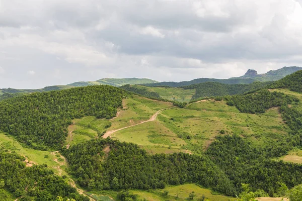 Estrada de cascalho nas montanhas albanesas, Europa . — Fotografia de Stock