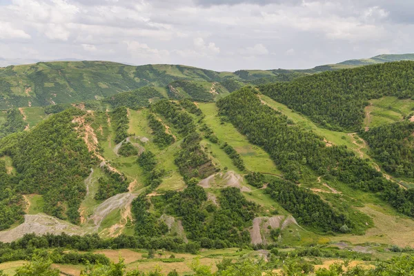 Štěrková cesta v albánských horách, Evropa. — Stock fotografie