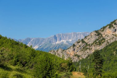 Yaz günü dağda Melesin görünümünde doğal peyzaj.