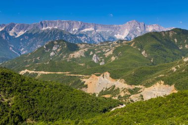 Yaz günü dağda Melesin görünümünde doğal peyzaj.