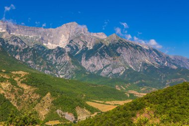 Yaz günü dağda Melesin görünümünde doğal peyzaj.