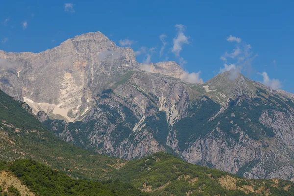 Schilderachtige landschap weergave in Melesin berg in zomerdag. — Stockfoto