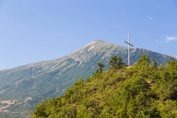 Malebná krajina pohled v Melesin pohoří v letním dni. — Stock fotografie