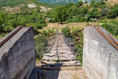 Viosa, Arnavutluk nehir üzerinde eski köprü görünümü