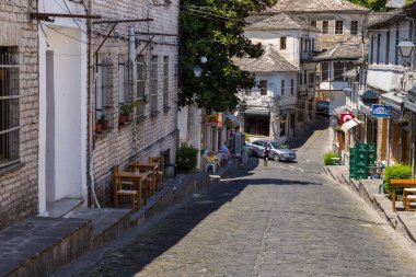 Tarihi kent Gjirokaster Gjirokasteron ana cadde görünümü.