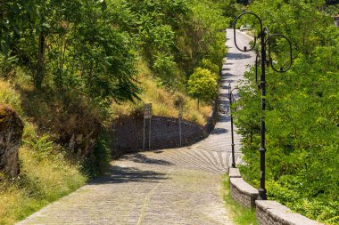 Gjirokaster parkında dik yolun görünümü.