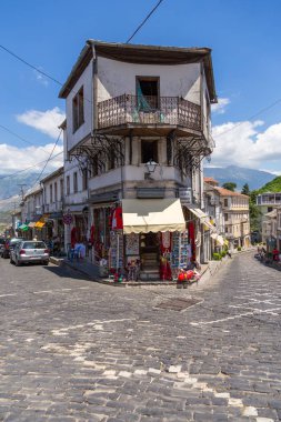 Tarihi kent Gjirokaster Gjirokasteron ana cadde görünümü.