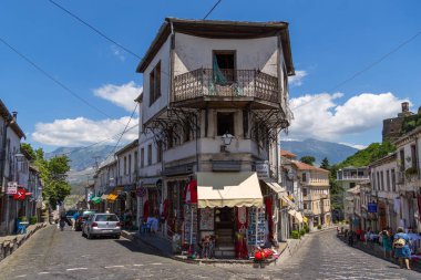Tarihi kent Gjirokaster Gjirokasteron ana cadde görünümü.