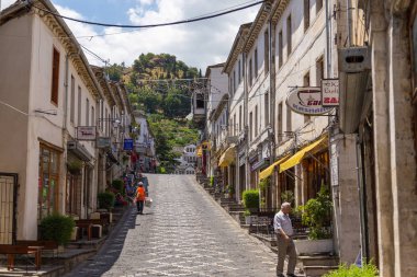 Gjirokaster, Arnavutluk-28 Haziran 2014: tarihi kent Gjirokaster Gjirokasteron ana cadde görünümü. Unesco tarafından Dünya Mirası alanı. Bin merdiven şehir adıyla.