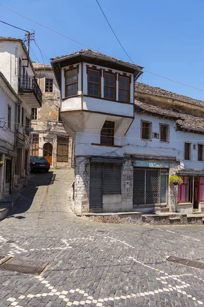 Vista da rua principal da cidade histórica Gjirokasteron em Gjirokaster . — Fotografia de Stock