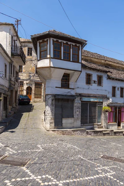 역사적인 도시 Gjirokaster에 Gjirokasteron의 메인 스트리트의 보기. — 스톡 사진