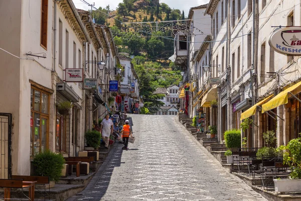 Tarihi kent Gjirokaster Gjirokasteron ana cadde görünümü.