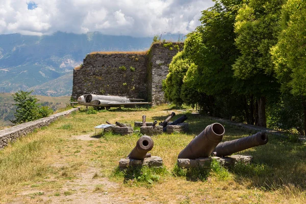 Antiguo avión de la guerra en el castillo de Gjirokaster, Albania — Foto de Stock