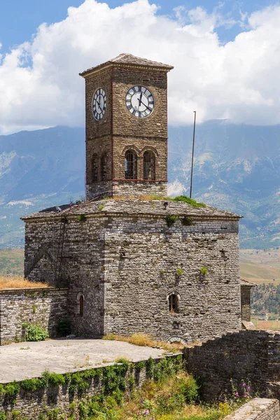 Torre del reloj en el castillo de Gjirokaster, al sur de Albania — Foto de Stock