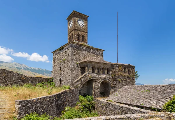Torre del reloj en el castillo de Gjirokaster, al sur de Albania — Foto de Stock