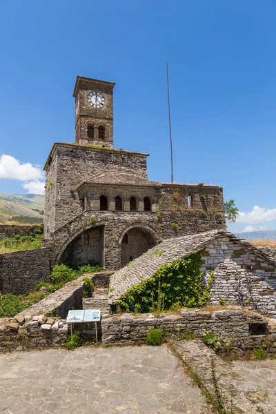 Torre del reloj en el castillo de Gjirokaster, al sur de Albania — Foto de Stock