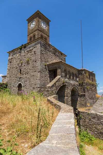 Torre del reloj en el castillo de Gjirokaster, al sur de Albania — Foto de Stock