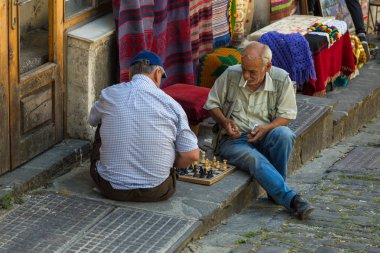 İnsanlar tarihi kent Gjirokaster Gjirokasteron ana cadde üzerinde.