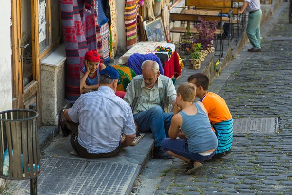 La gente en la calle principal de la ciudad histórica Gjirokasteron en Gjirokaster . — Foto de Stock