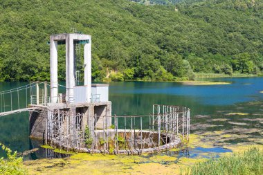 Eski, yıkılan inşaat mavi göz gölde, Arnavutluk.