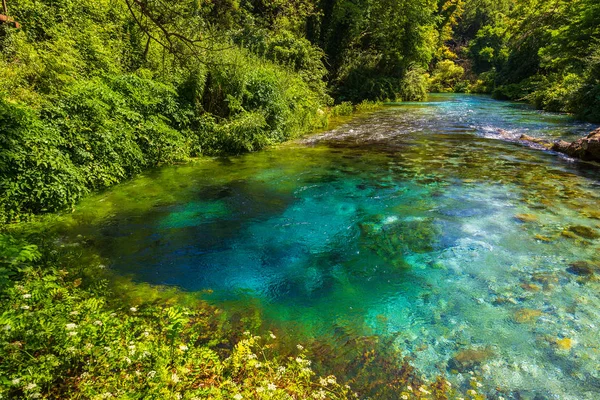 Türkisfarbenes frühlingshaftes blaues Auge - syri i kalter, in der Nähe der Stadt Muzine, Albanien. — Stockfoto