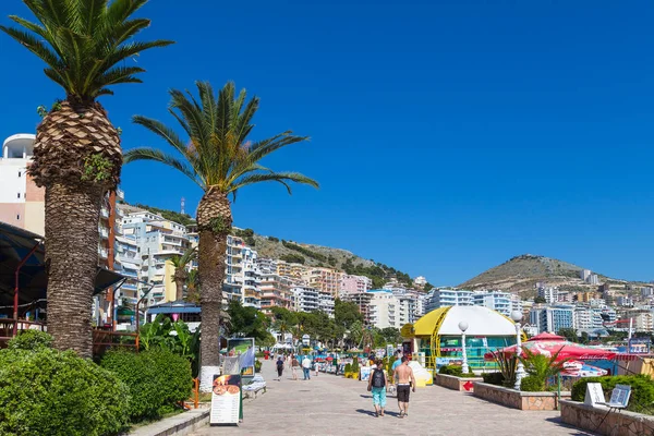 Uitzicht op de hoofdstraat van nieuwe stad Saranda, Albanië. . — Stockfoto